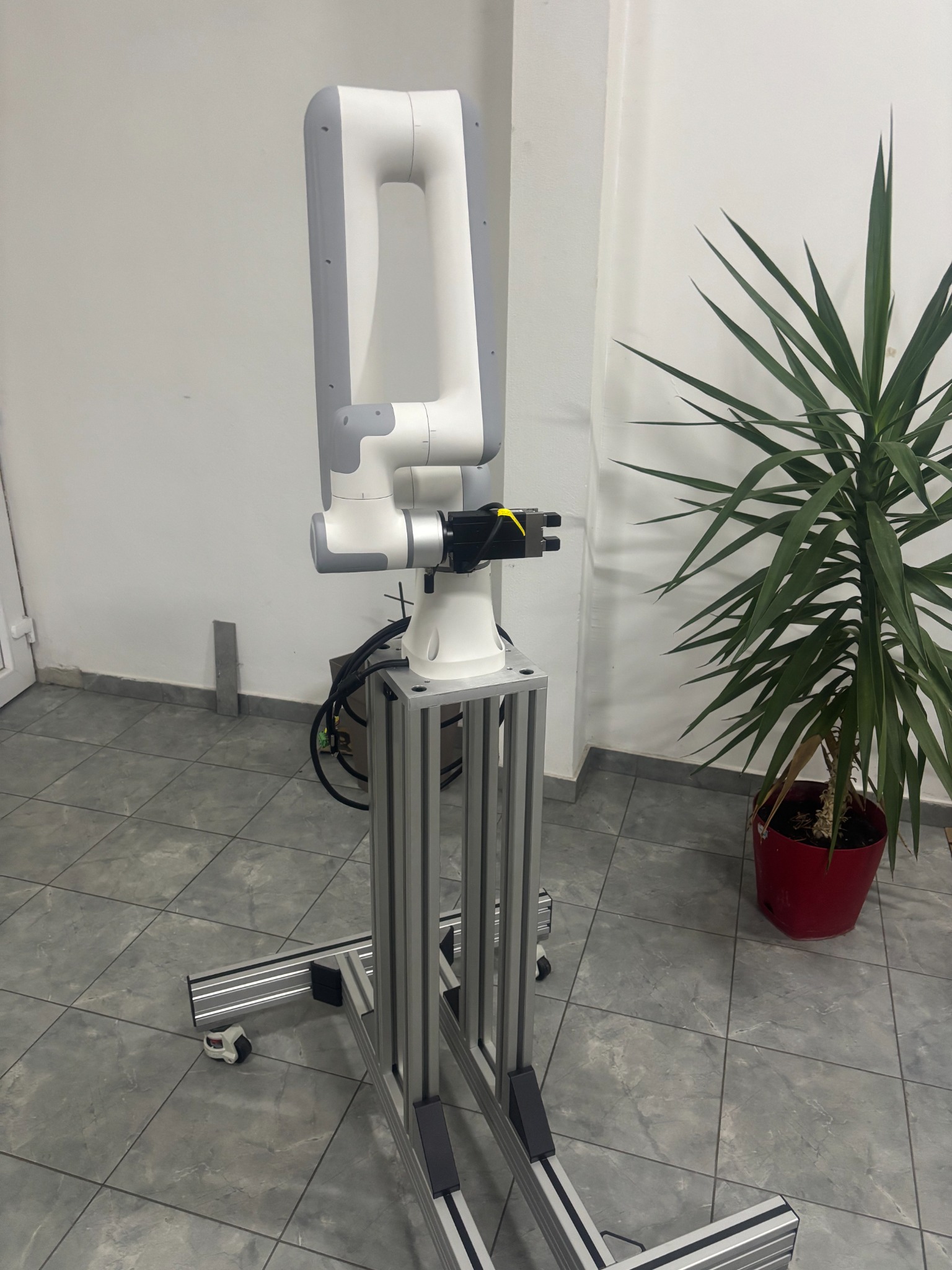 RoboRuka Mobile aluminum robot pedestal